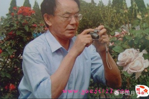 访月季专家李鸿权先生(图1)
